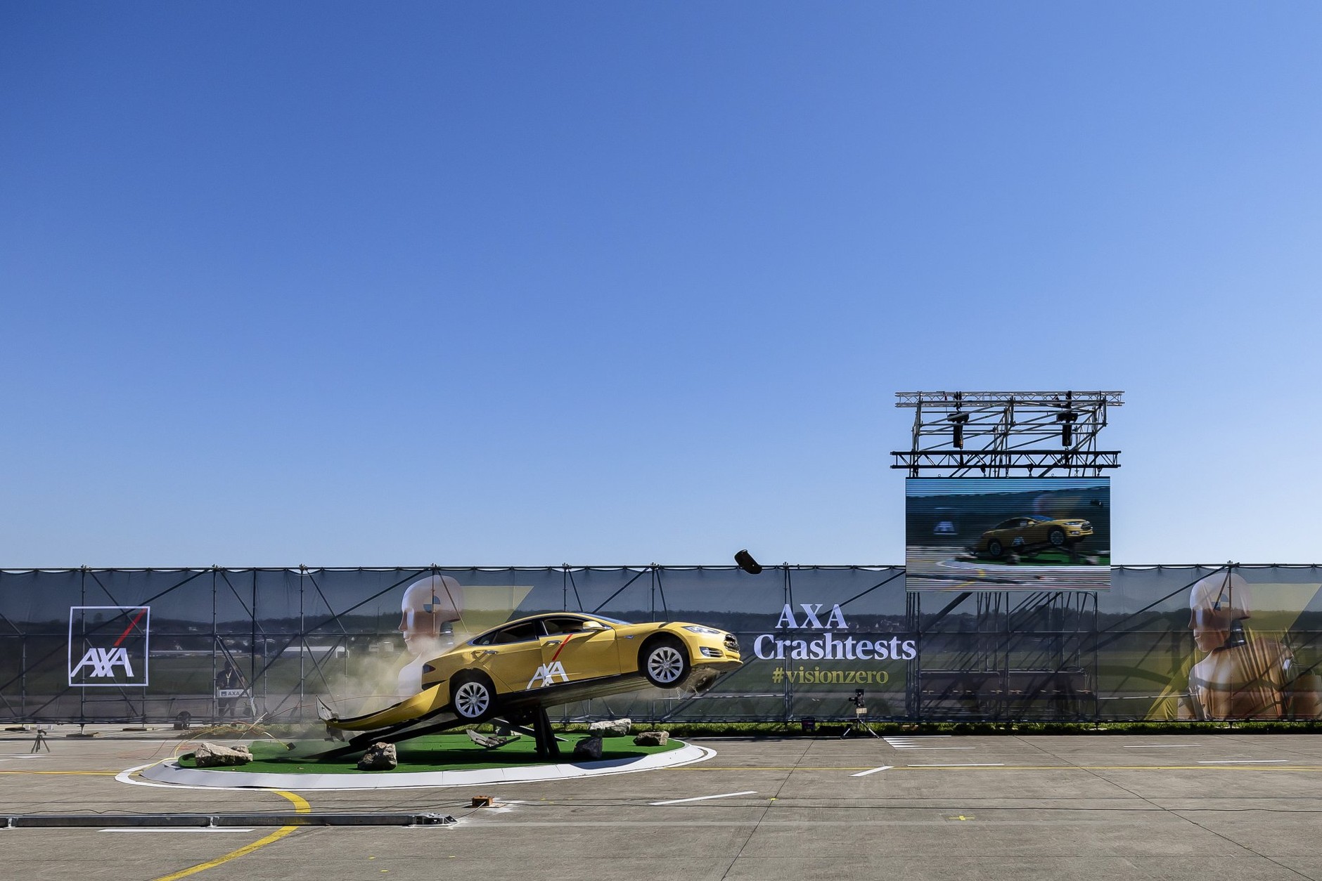 Test zderzeniowy Tesli przeprowadzony przez firmę AXA