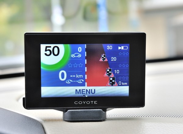 Coyote i nieoznakowane radiowozy