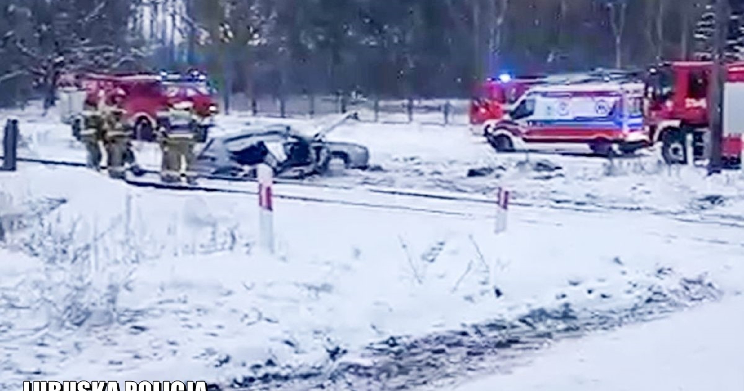 Policjanci ustalają okoliczności zderzenia samochodu z szynobusem