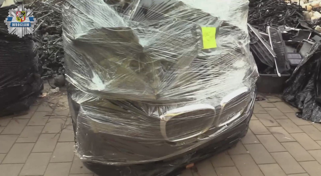 To nie był po prostu warsztat samochodowy. Policjanci odkryli "dziuplę"