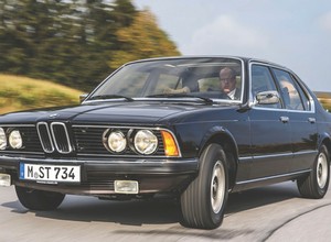 BMW 733i - lewy pas jest dla niego