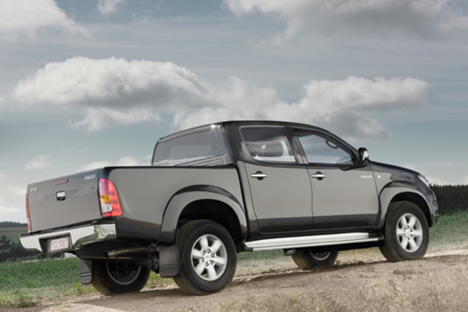 Toyota Hilux z nową twarzą