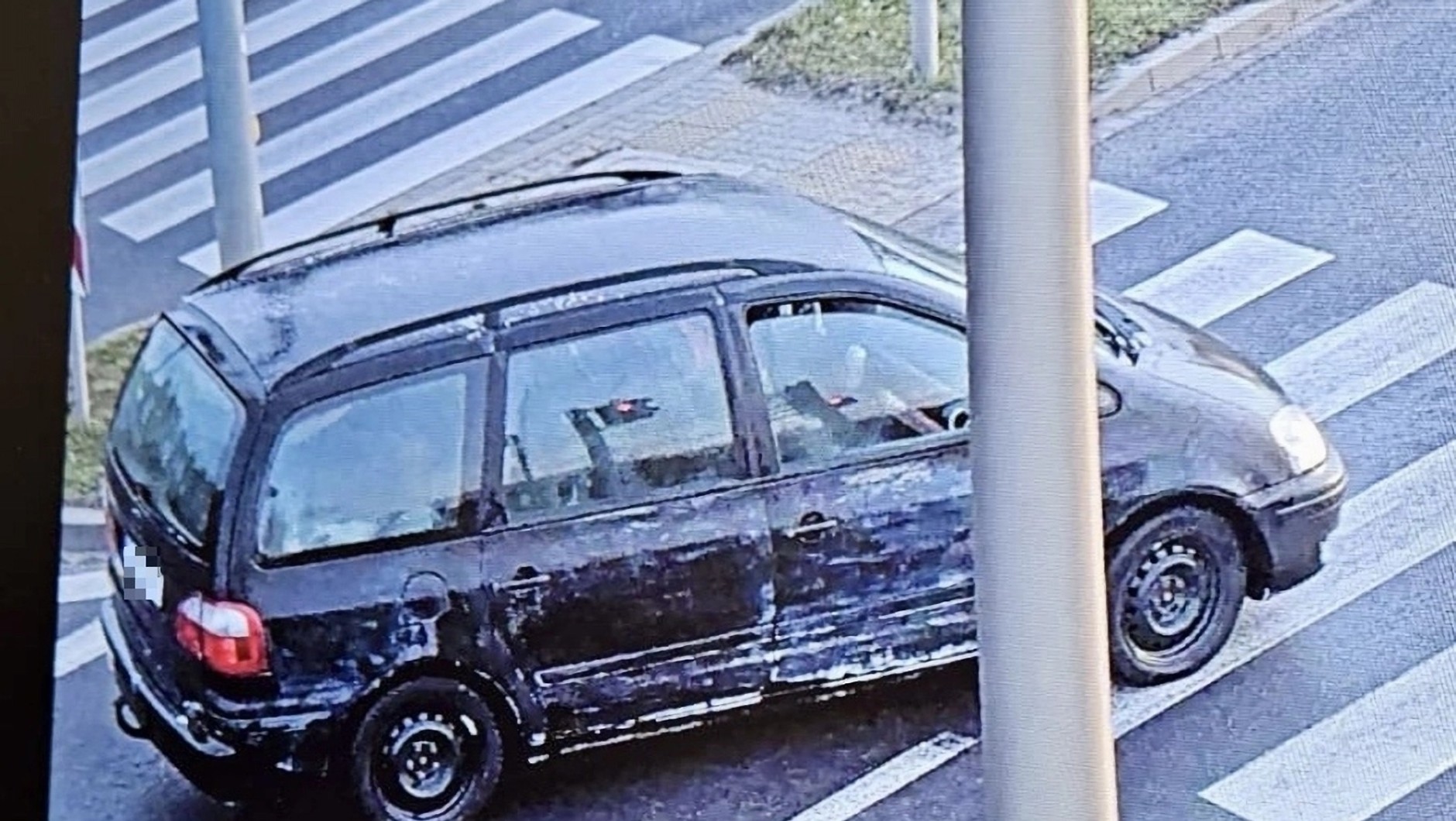 Ford Galaxy po nieudanej próbie zmycia jasnej farby