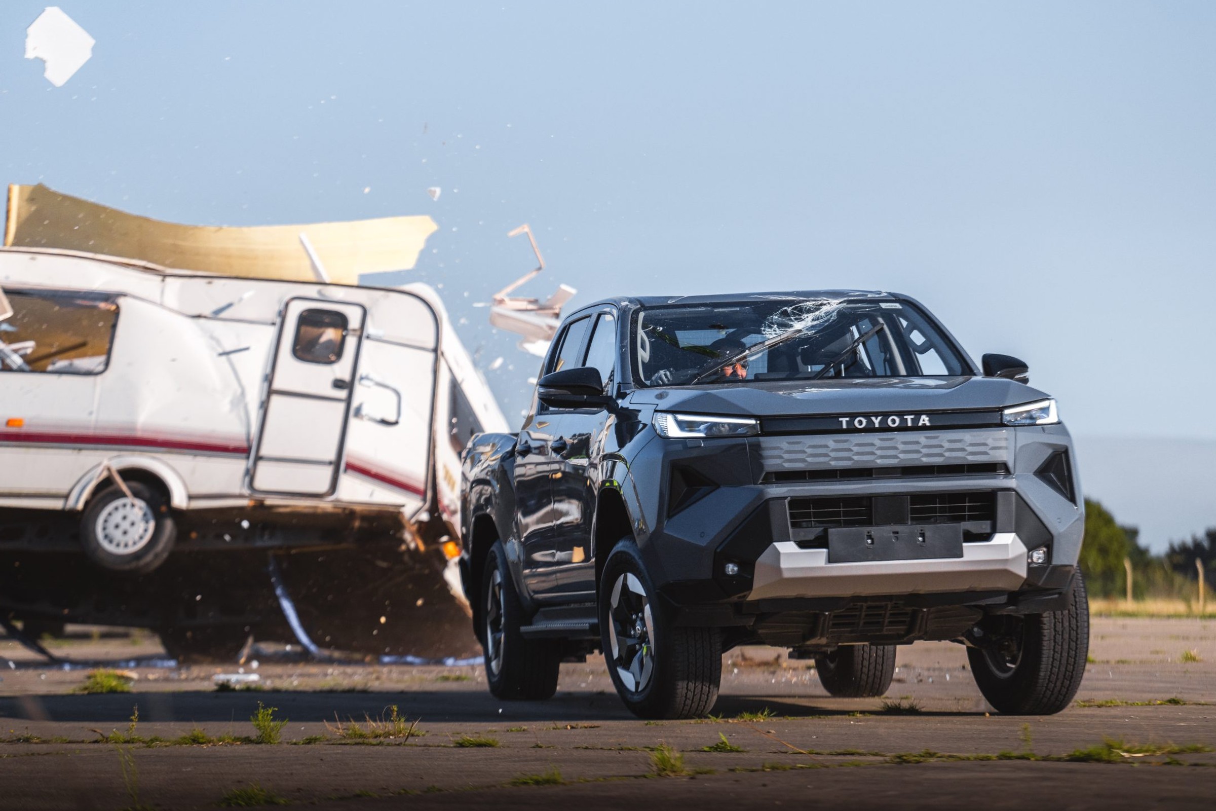 Toyota odtworzyła słynny test Top Gear. Próbowała zniszczyć nowego pickupa