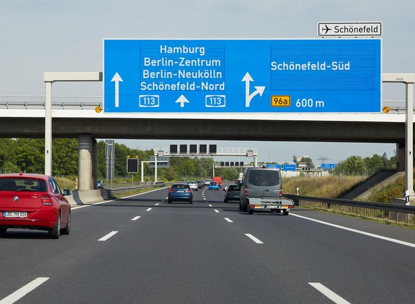 Niemiecka autostrada A3 po rozbudowie. Ma sześć pasów ruchu i jest cichsza