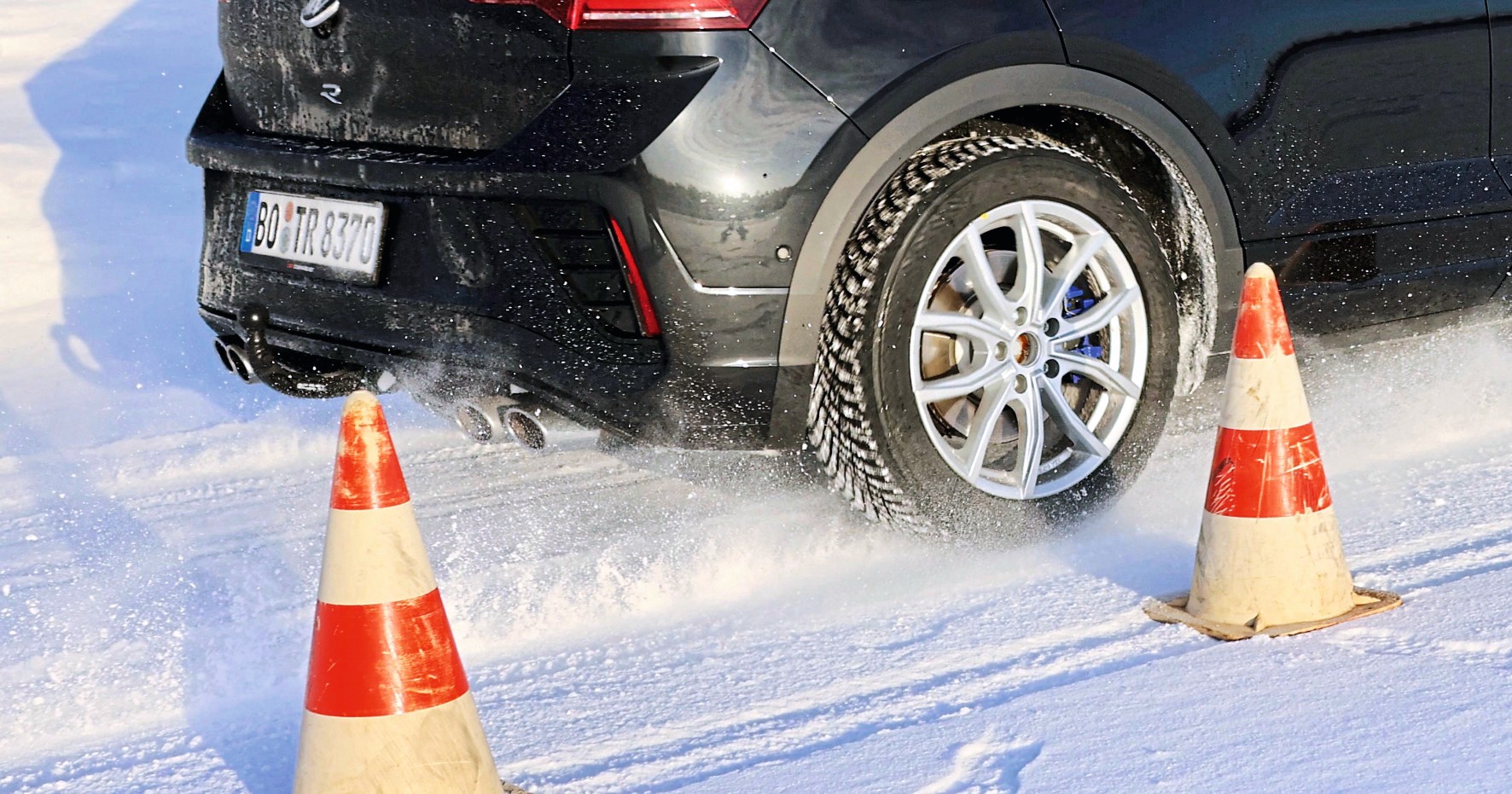 Na ubitym śniegu auto na dobrych zimówkach hamuje z 50 km na godz. na dystansie ok. 30 metrów.