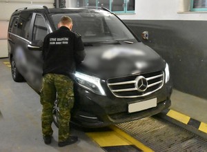 Straż Graniczna zatrzymała Mercedesa jadącego z Ukrainy. Miał podejrzany numer VIN