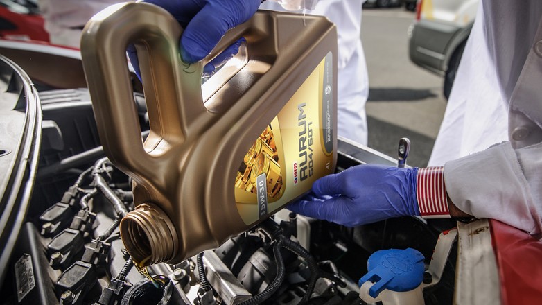 Czy syntetyczny olej silnikowy musi być drogi? Nie musi – i to przy zachowaniu najwyższej jakości!