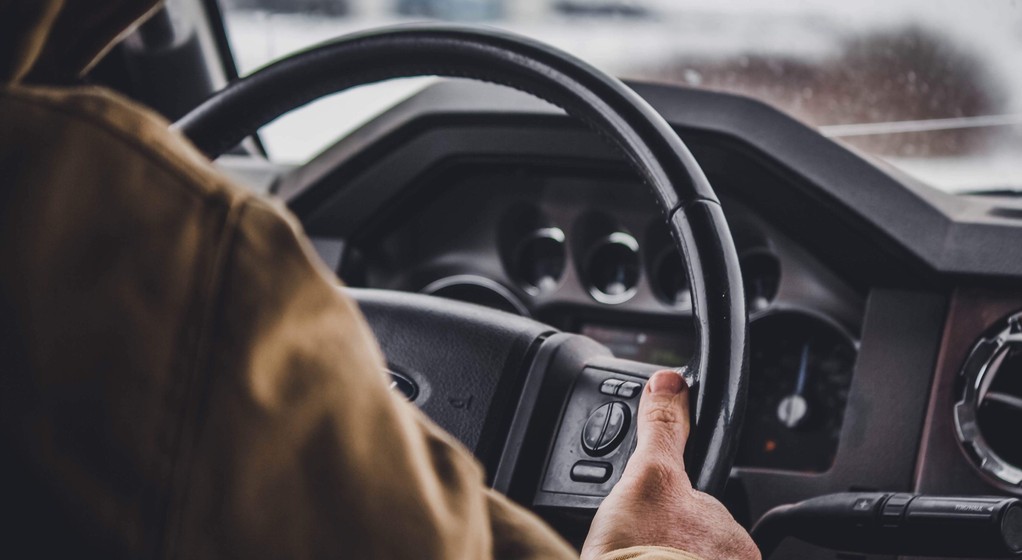 Kierowca prowadzący samochód