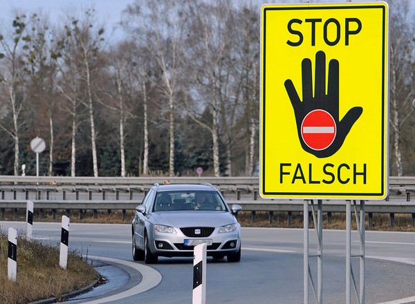 Śmiertelnie groźna jazda pod prąd. Potrzebny dodatkowy znak?