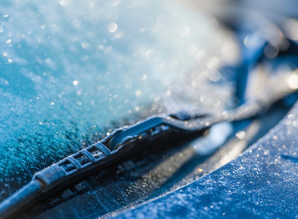 Ten zimowy "trik" szkodzi wycieraczkom. Eksperci ostrzegają przed popularnym błędem