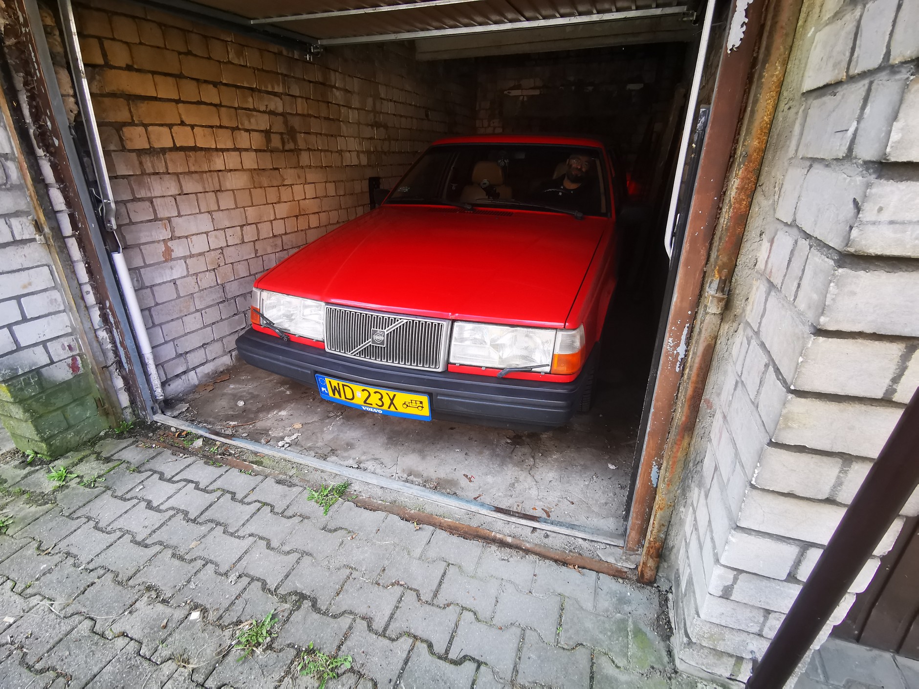 Stare garaże były budowane pod kątem małych samochodów – wtedy to miało jakiś sens. Leciwe Volvo do pozbawionego jakichkolwiek mebli garażu weszło na styk. Żeby dało się uchylić drzwi kierowcy, prawe lusterko musiało niemal ocierać o mur. Kierowca Malucha powodów do narzekania by nie miał.