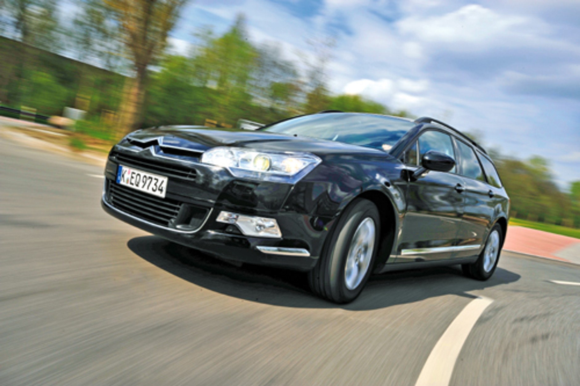 Volkswagen Passat kontra Renault Laguna, Ford Mondeo i Citroen C5 - Nowe turbo kombi na wakacje