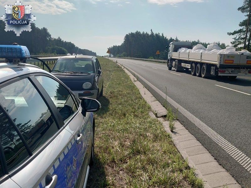 91-latek, jadąc pod prąd, zahaczył lusterkiem o inne auto