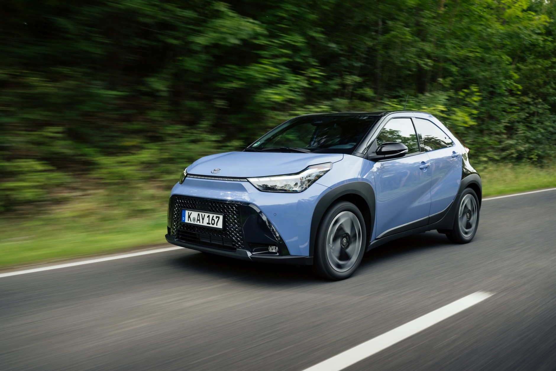 Hybrydową Toyotą Aygo X można bez obaw wyruszyć w trasę