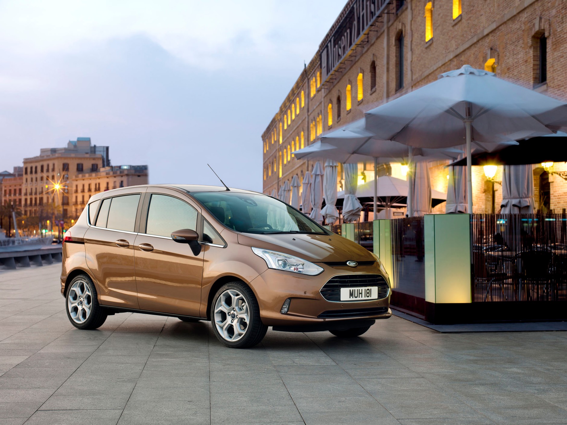 Ford B-Max: nowy, praktyczny mieszczuch