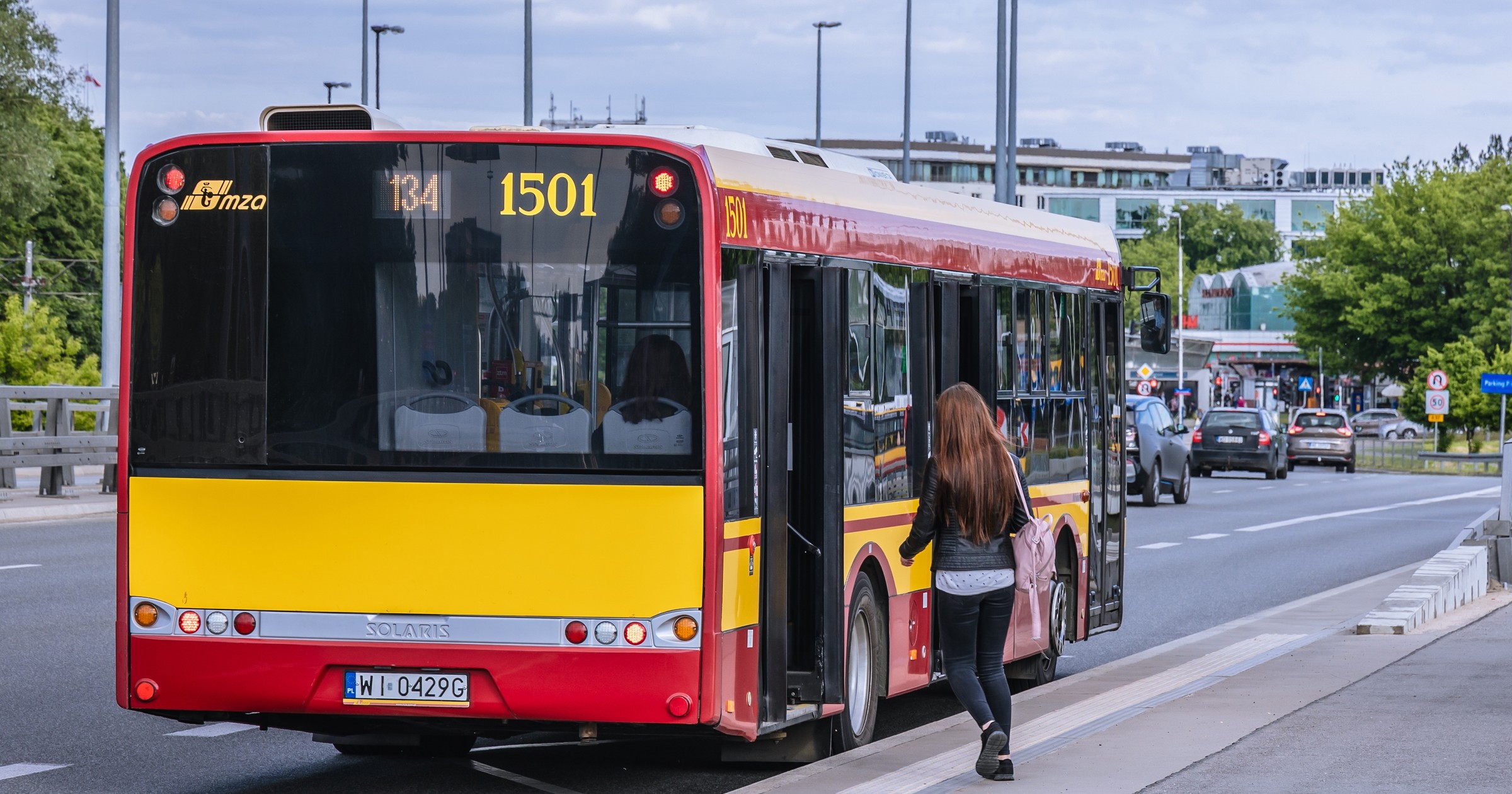 Autobus na przystanku – zdjęcie ilustracyjne