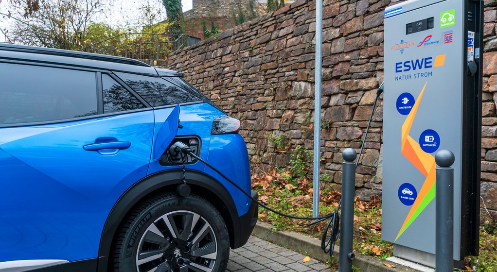 Zasięg auta elektrycznego znacznie niższy niż obiecuje producent to wada istotna pojazdu. Niezadowolony nabywca wywalczył przed niemieckim sądem prawo do zwrotu trzyletniego auta. 