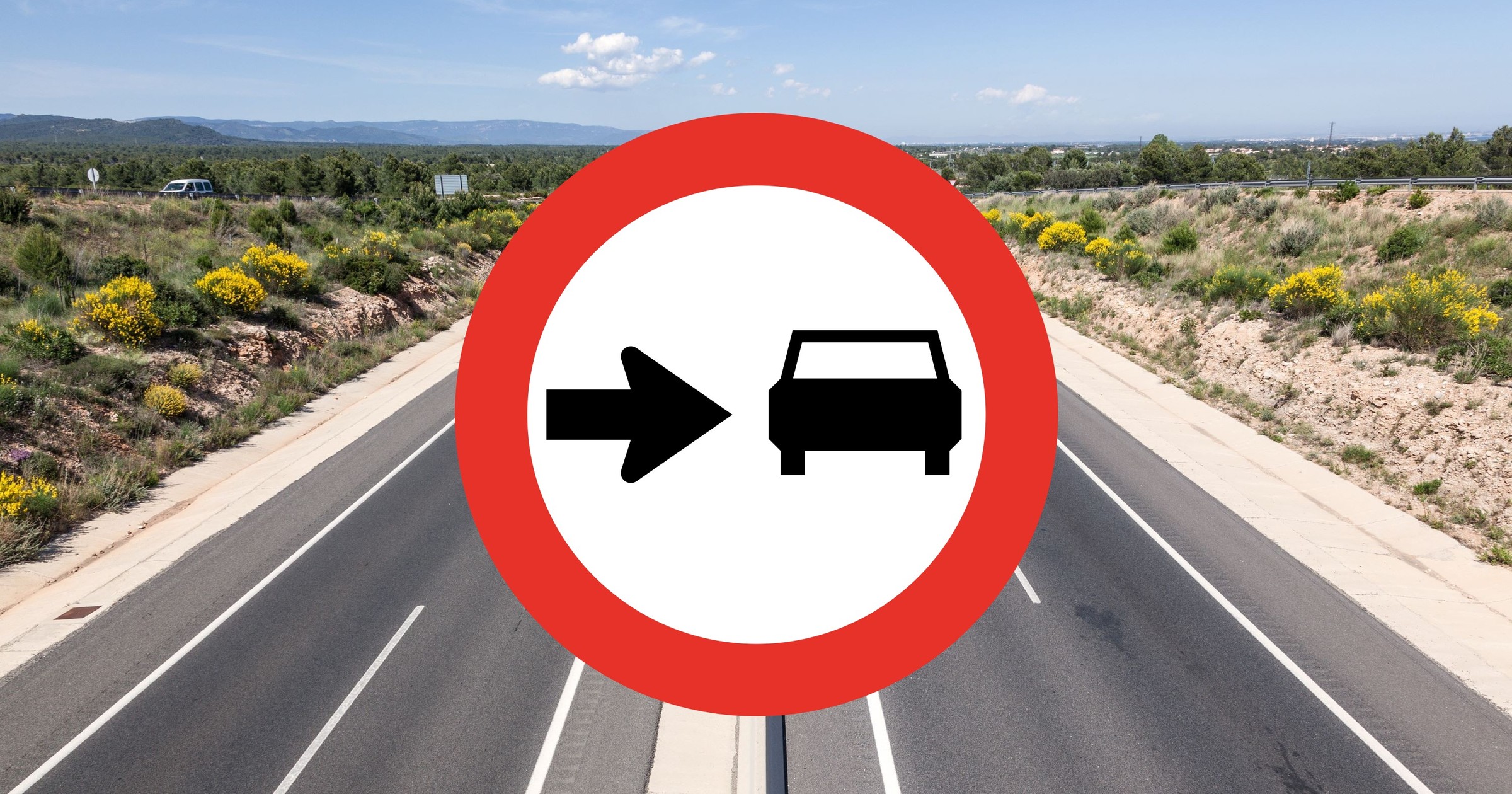 Znak ze strzałką w prawo i samochodem nakazuje jazdę taką, jaką my znamy bez znaku