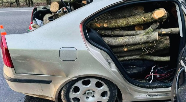 Słowaccy policjanci nie mogli uwierzyć, gdy zobaczyli tę Skodę. Nie wytrzymała