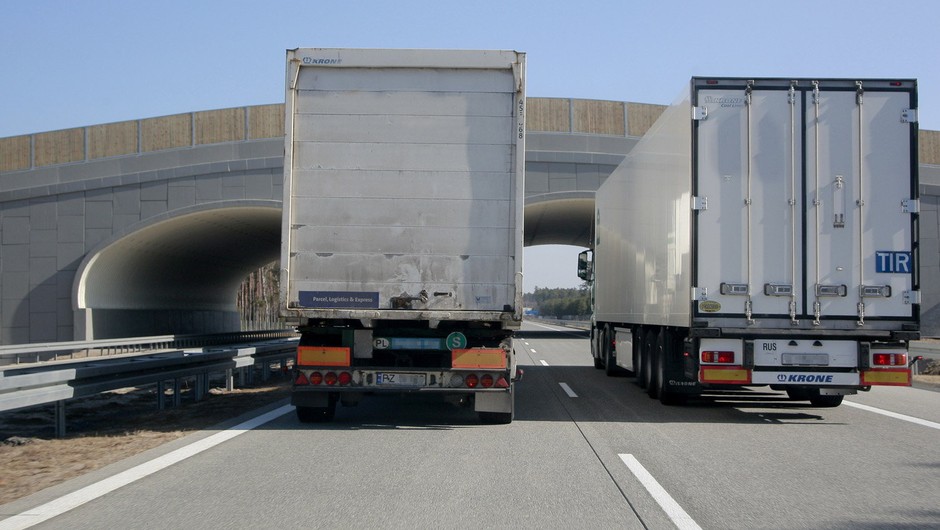 Wyprzedzające się ciężarówki na autostradzie