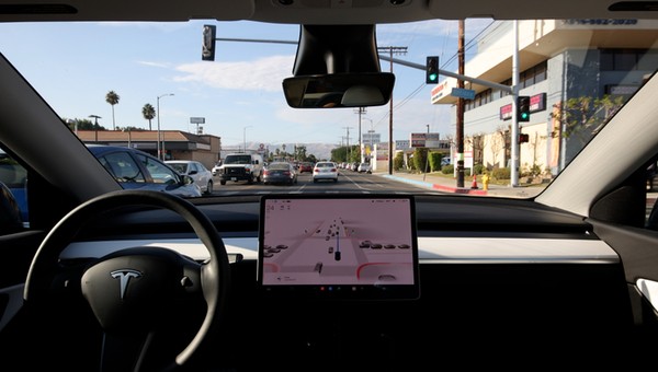 FSD w Tesli jest takl zaprogramowany, że może wyręczać kierowcę przez długi czas