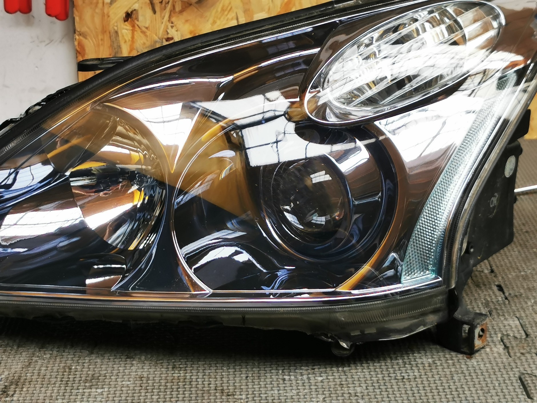 Reflektor po regeneracji połączonej z tuningiem  (koniecznie porównajcie ze zdjęciem tytułowym), jeszcze przed zamontowaniem w aucie. Wygląda jak fabrycznie nowy, choć w praktyce... to niemal samoróbka