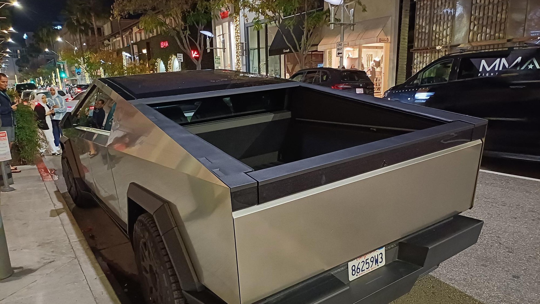 Tesla Cybertruck i inne auta w USA