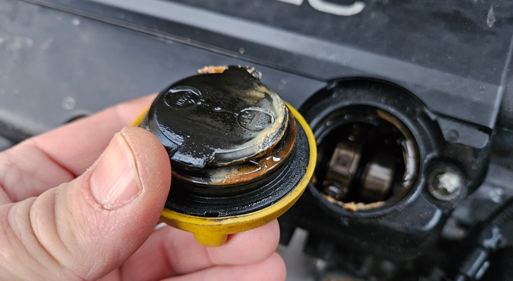 "Majonez" pod korkiem wlewu oleju to niepokojący objaw, ale nie zawsze świadczy o poważnej usterce.