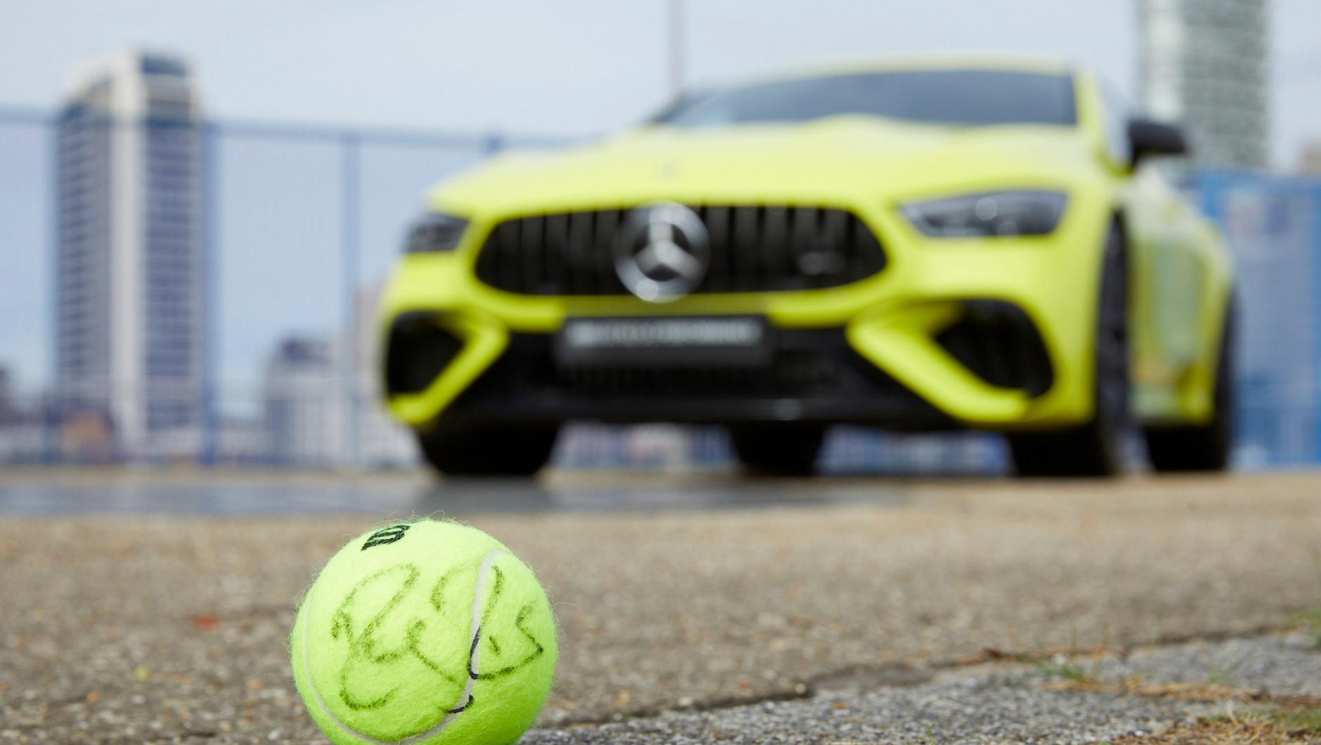 Prawda, że ten sam kolor? Mercedes też jest podpisany