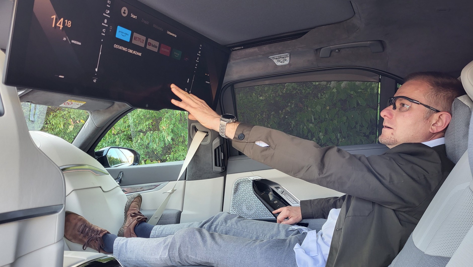 BMW M760e xDrive wyposażone jest w 32-calowy ekran podwieszony pod sufitem