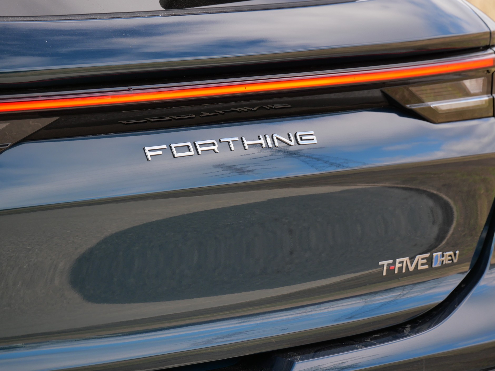 Listwy LED-owe to często stosowany detal w chińskich samochodach. W europejskich autach jeszcze niedawno był opcjonalnym wyposażeniem SUV-ów klasy premium