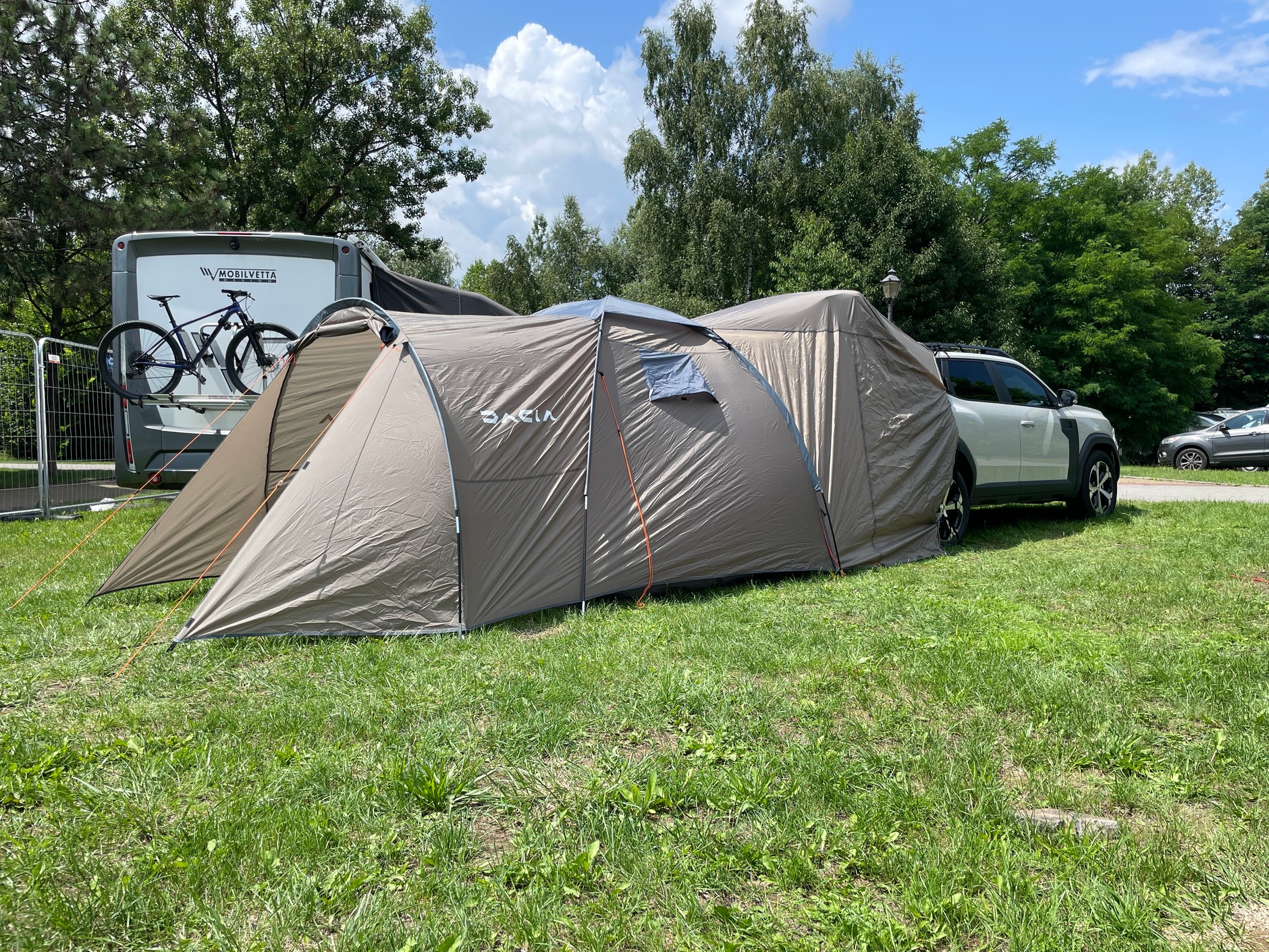 Dołączany namiot Dacii jest dłuższy nawet od samochodu