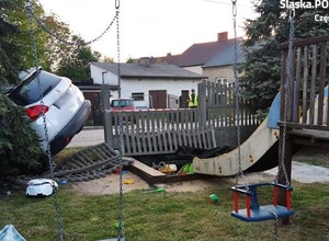 Wjechał autem do piaskownicy. Miał prawie cztery promile