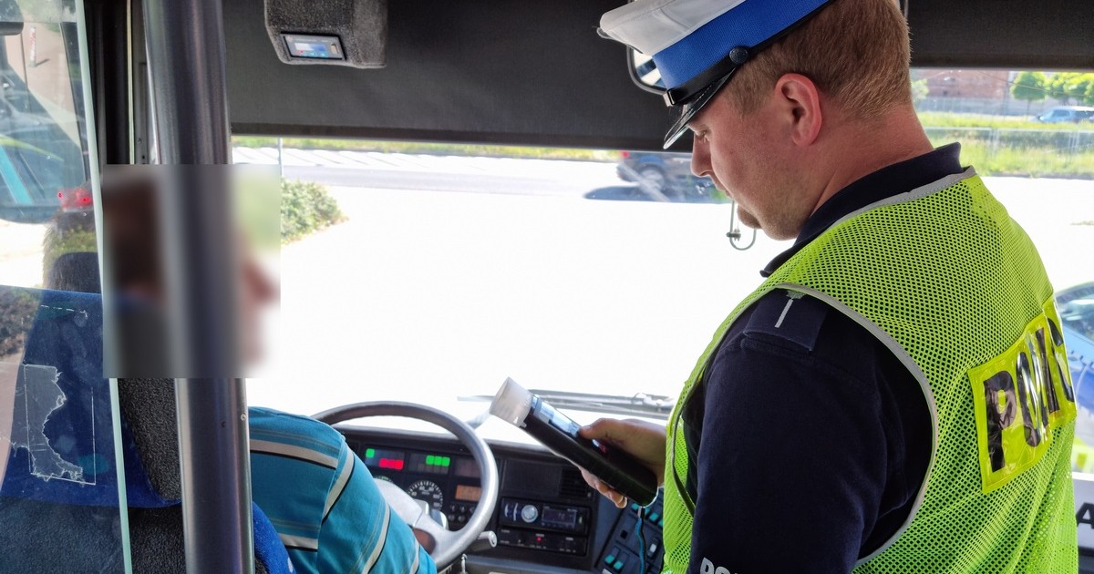 Obraz pochodzący z serwisu https://leszno.policja.gov.pl/w13/aktualnosci/253640,Policjanci-kontrololuja-autokary-przed-podroza.html