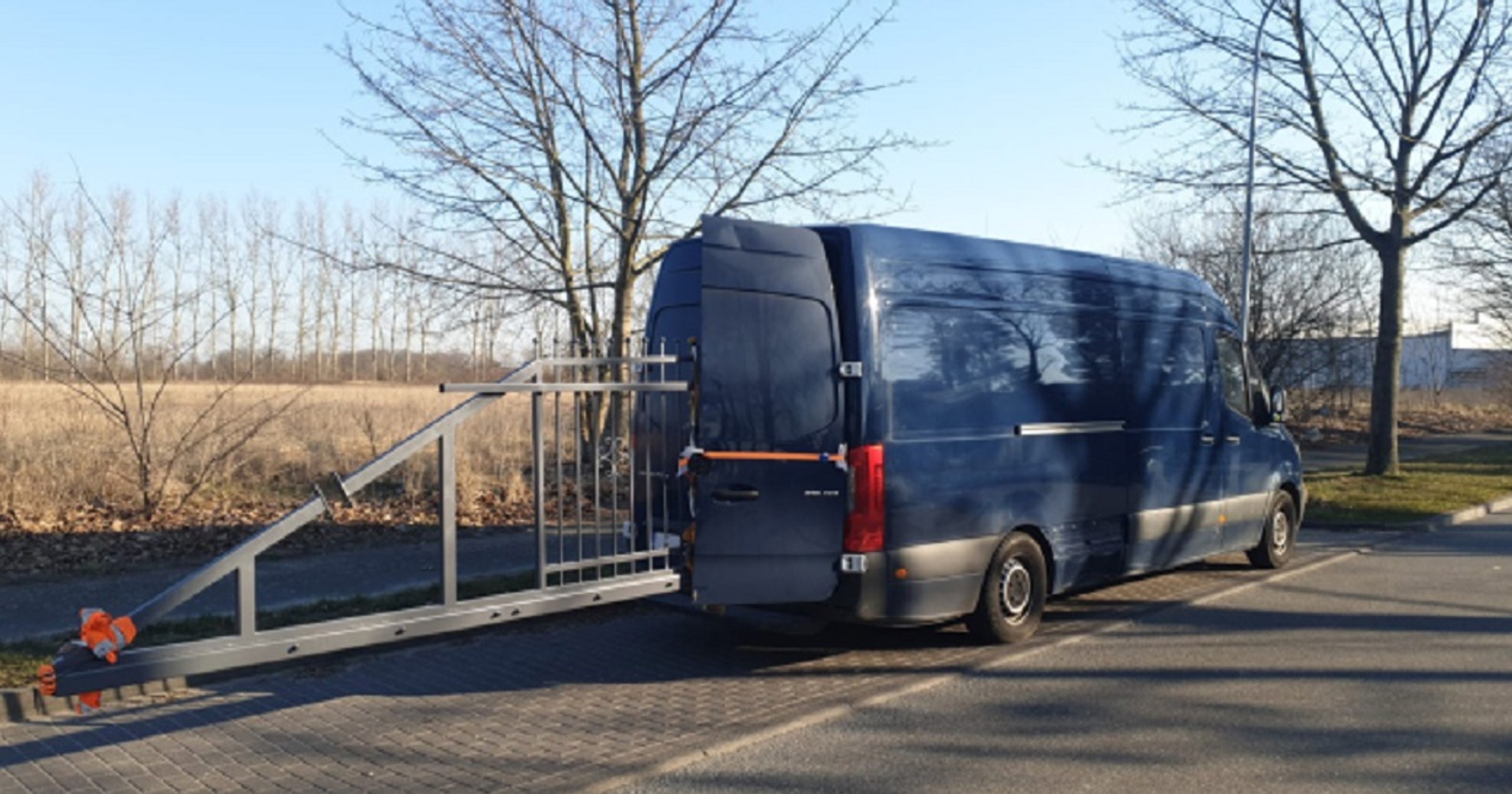 Polski kierowca wiózł w Niemczech bramę wystającą 3,7 m poza auto