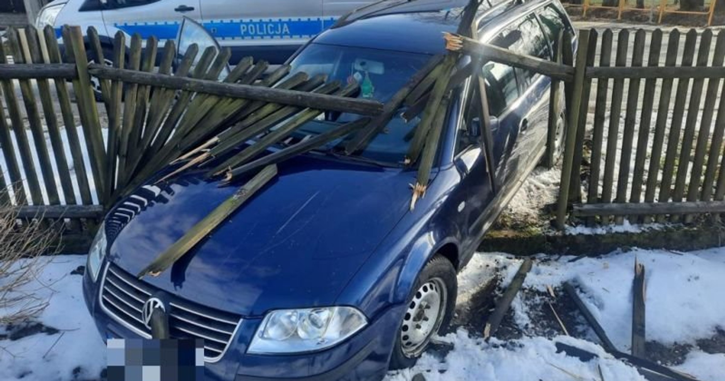 Pijany kierowca, uciekając przed policją wjechał w drewniany płot