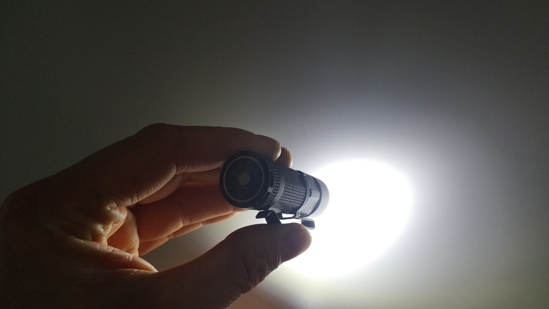 Maleńka latarka taktyczna marki Olight świeci naprawdę mocno. Tyle, że robi się mocno ciepła już po kilkudziesięciu sekundach pracy w najwyższym trybie – i wkrótce przełącza się w tryb ekonomiczny – inaczej stopiłyby się elementy z tworzywa, które wykorzystano w niektórych elementach lampki