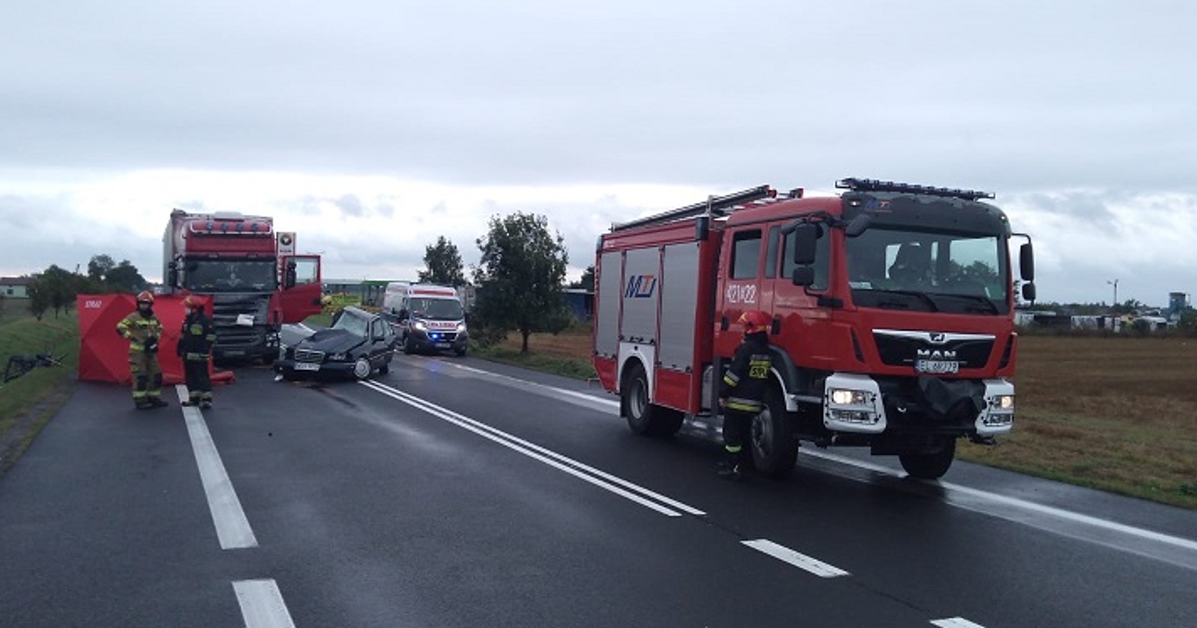 W wyniku zderzenia osobowego Mercedesa z ciężarówką na miejscu zginęli 19-latka i jadący z nią o dwa lata starszy mężczyzna