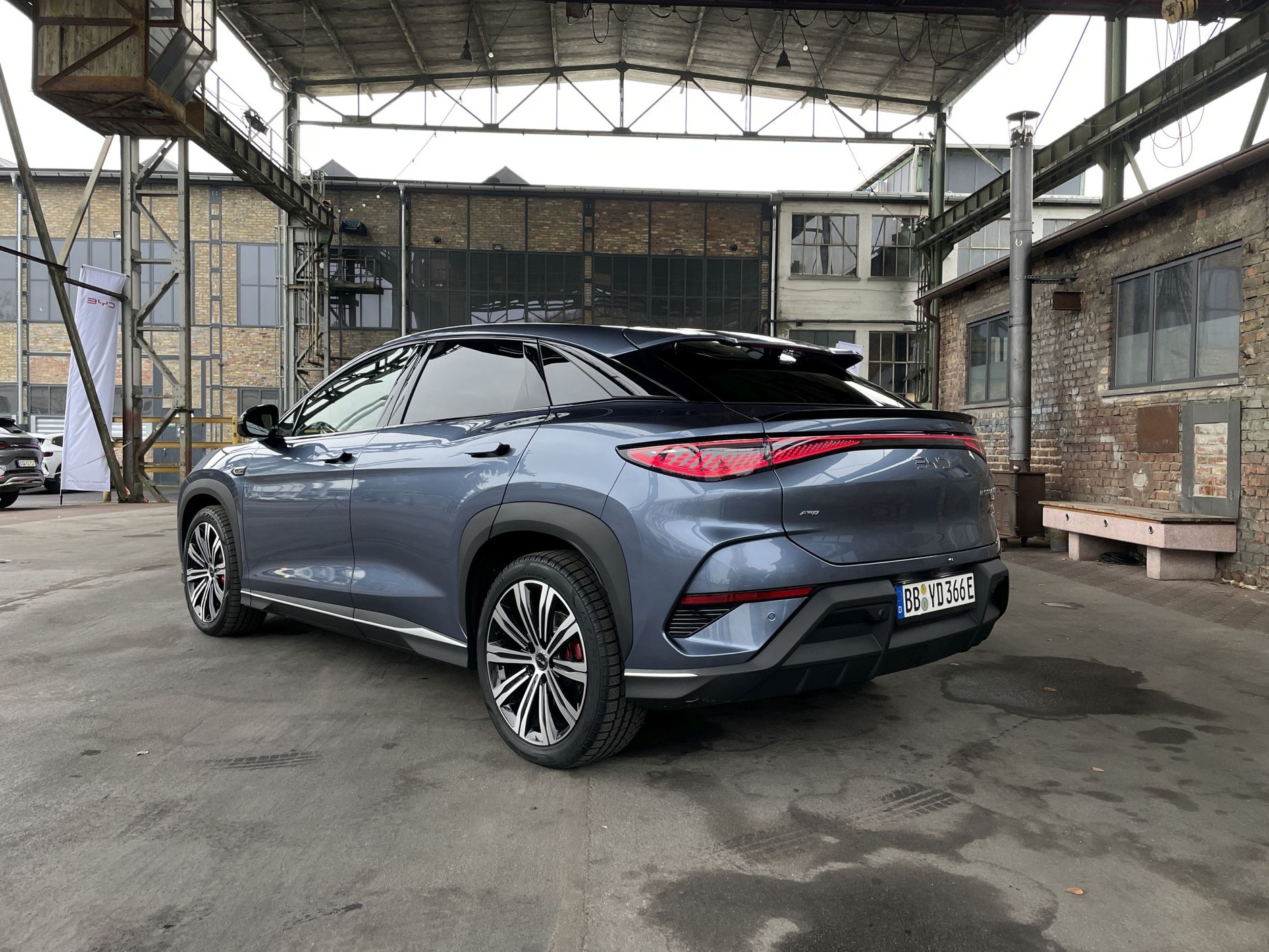 Za "oceaniczną" stylistykę BYD Sealion 7 odpowiada Niemiec Wolfgang Egger