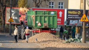 Mieszkańcy zamiast do sklepu wyszli na drogę. Zaczęło się od przyczepy