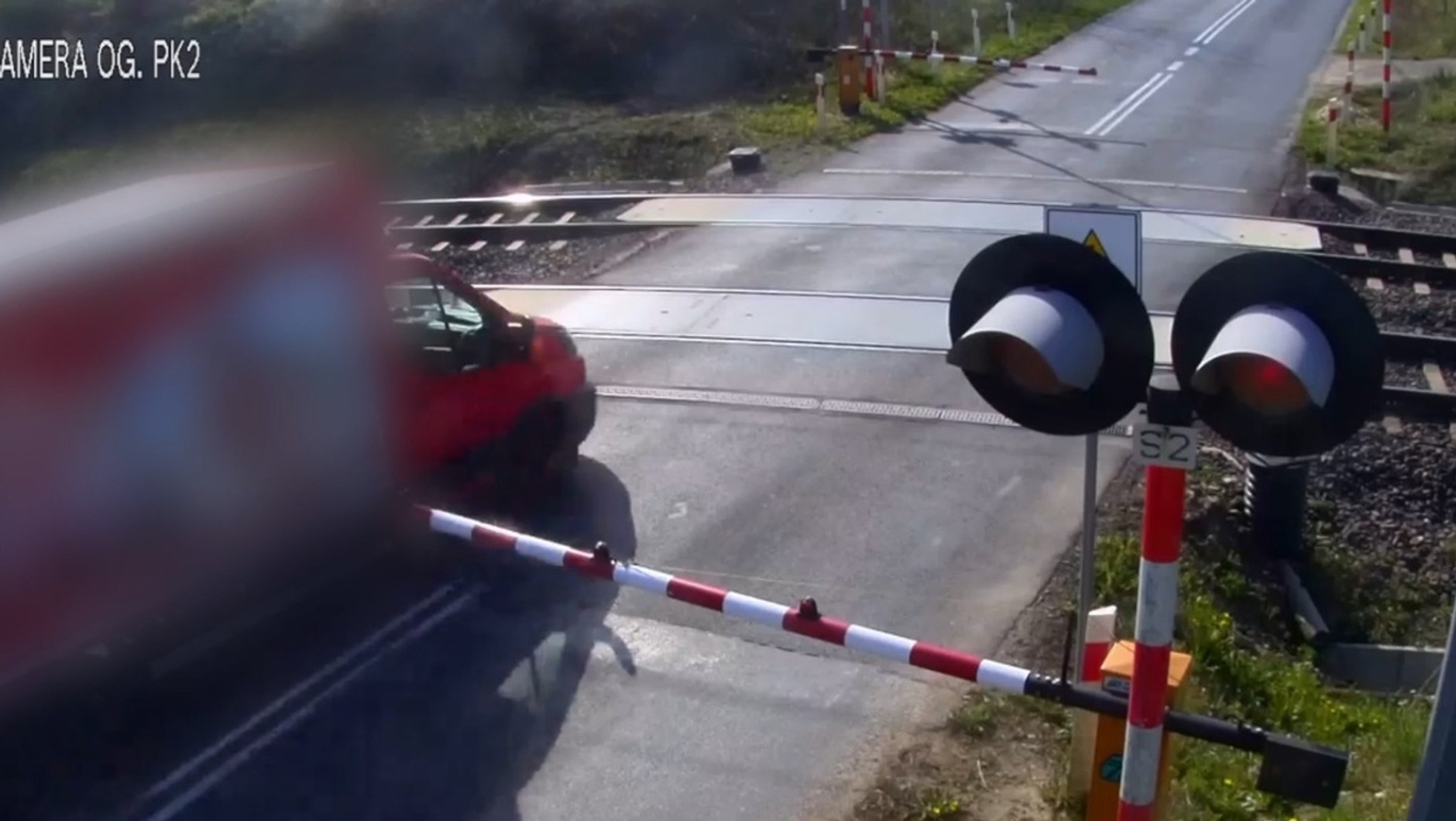 Ten kierowca pokonał przejazd kolejowy, ignorując zamknięte zapory