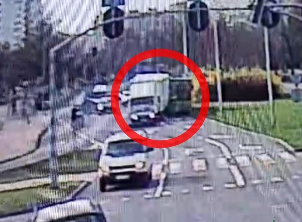 Kierowca Audi zrobił to specjalnie. Wszystko zarejestrował monitoring [WIDEO]