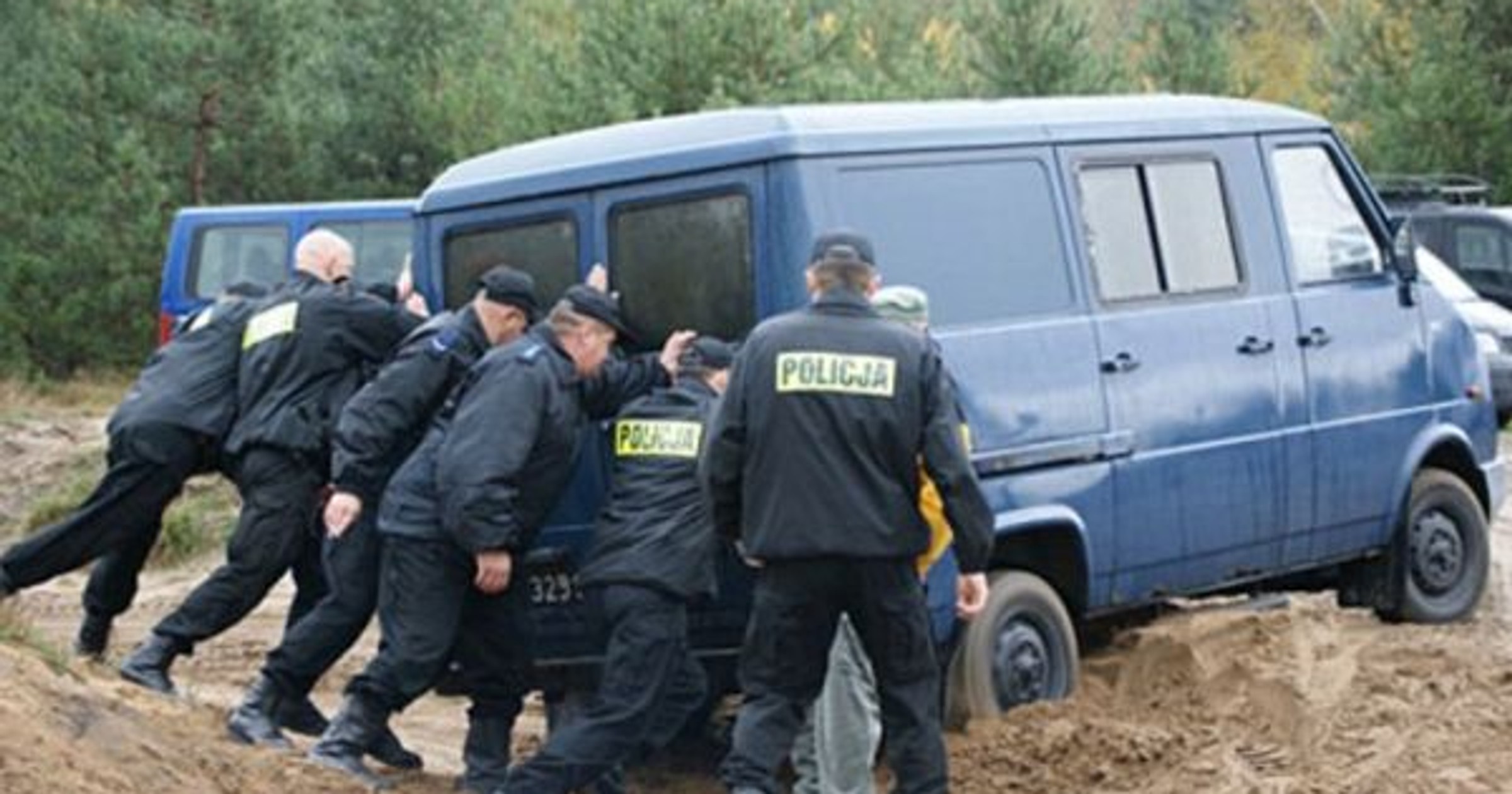 Policja skutecznie wycofuje stare furgony