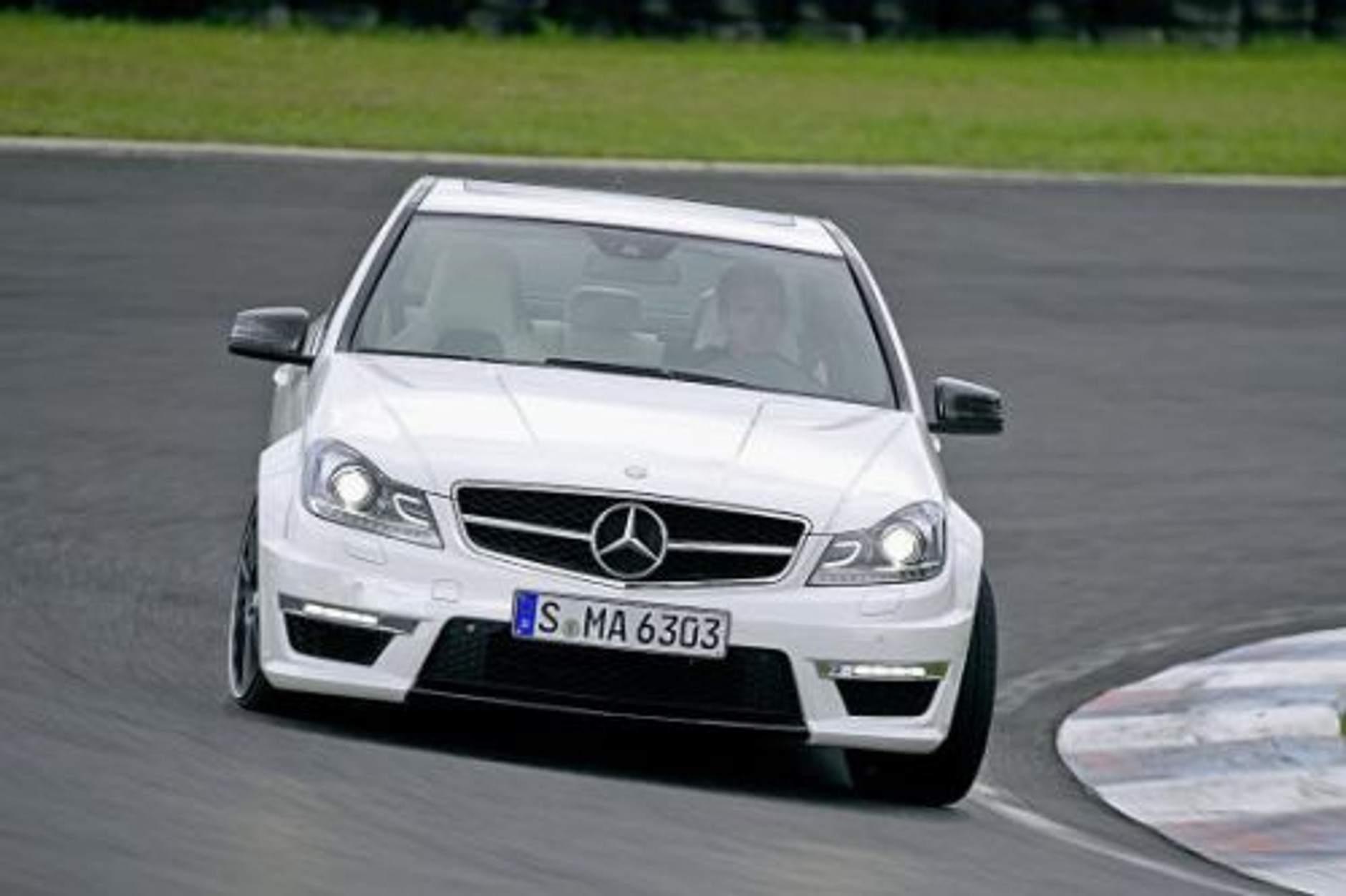 Mercedes C63 AMG 2011 lifting