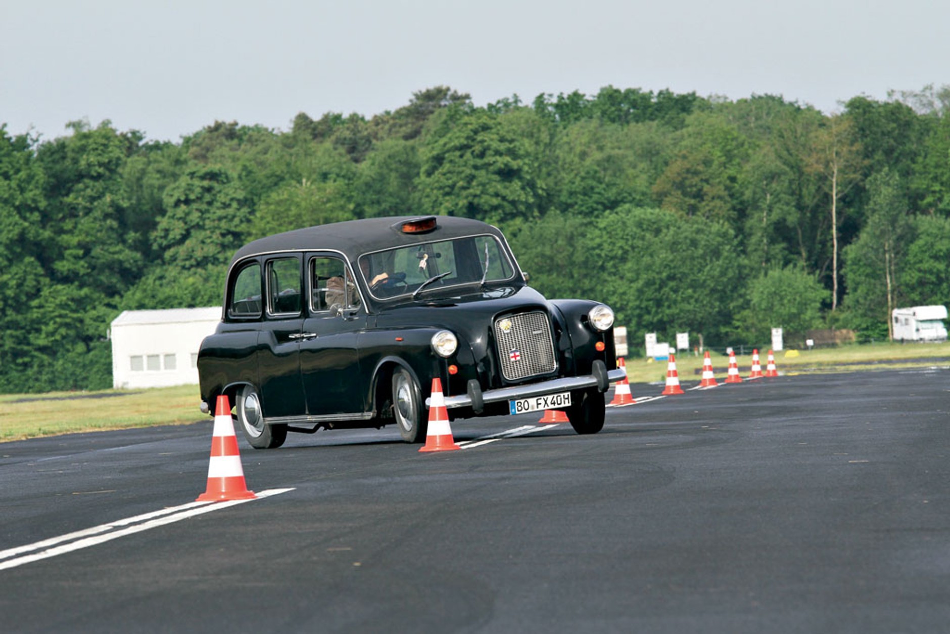 Mercedes W123 kontra Austin FX4Q - która taksówka jest lepsza?