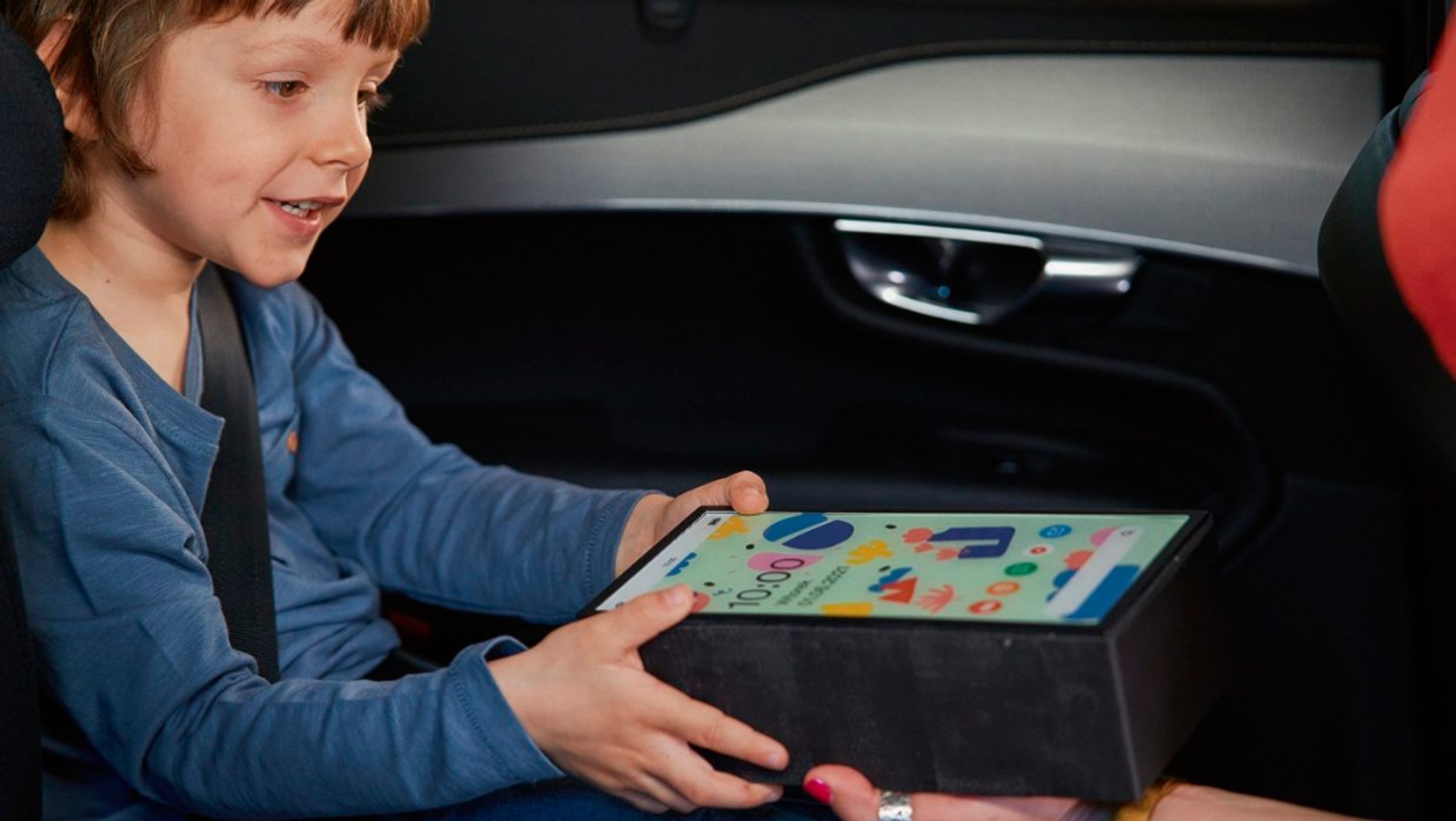 Kampania informacyjna Volvo. Tablet w czasie stłuczki może ważyć tyle co cegła