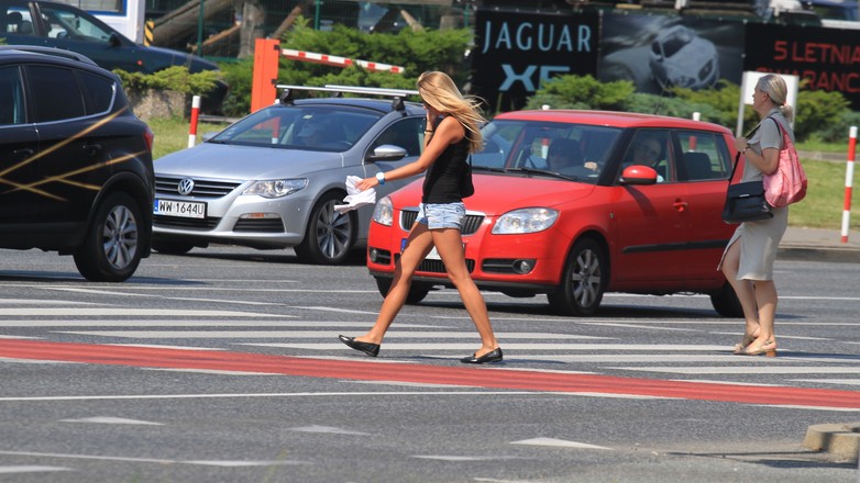 Pieszy na przejściu powinien zachować szczególną ostrożność – niezależnie od przepisów, którze mówią o pierwszeństwie