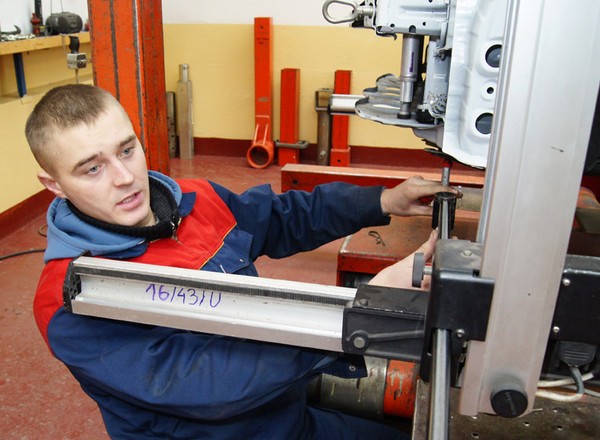 Po wypadku warto zmierzyć auto. Zobacz jak zrobić to dobrze