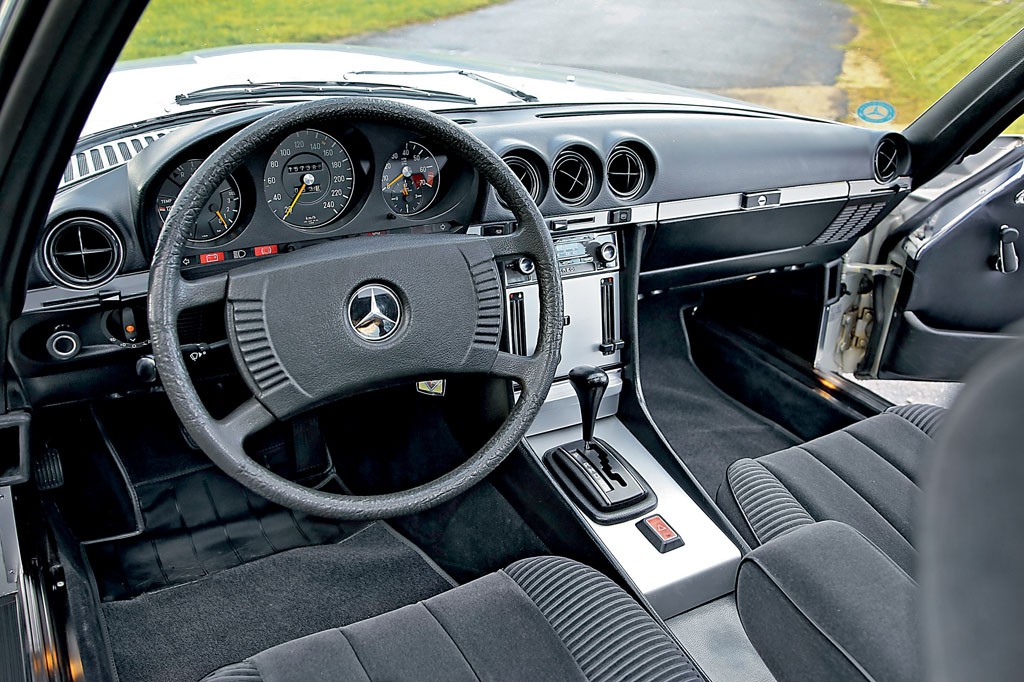 Charakter zamiast ozdóbek. W latach 70. dwudziestego wieku Mercedes upowszechnił luksus. Przejrzyste wskaźniki i nie ma już chromowanej obręczy na kierownicy spełniającej rolę klaksonu